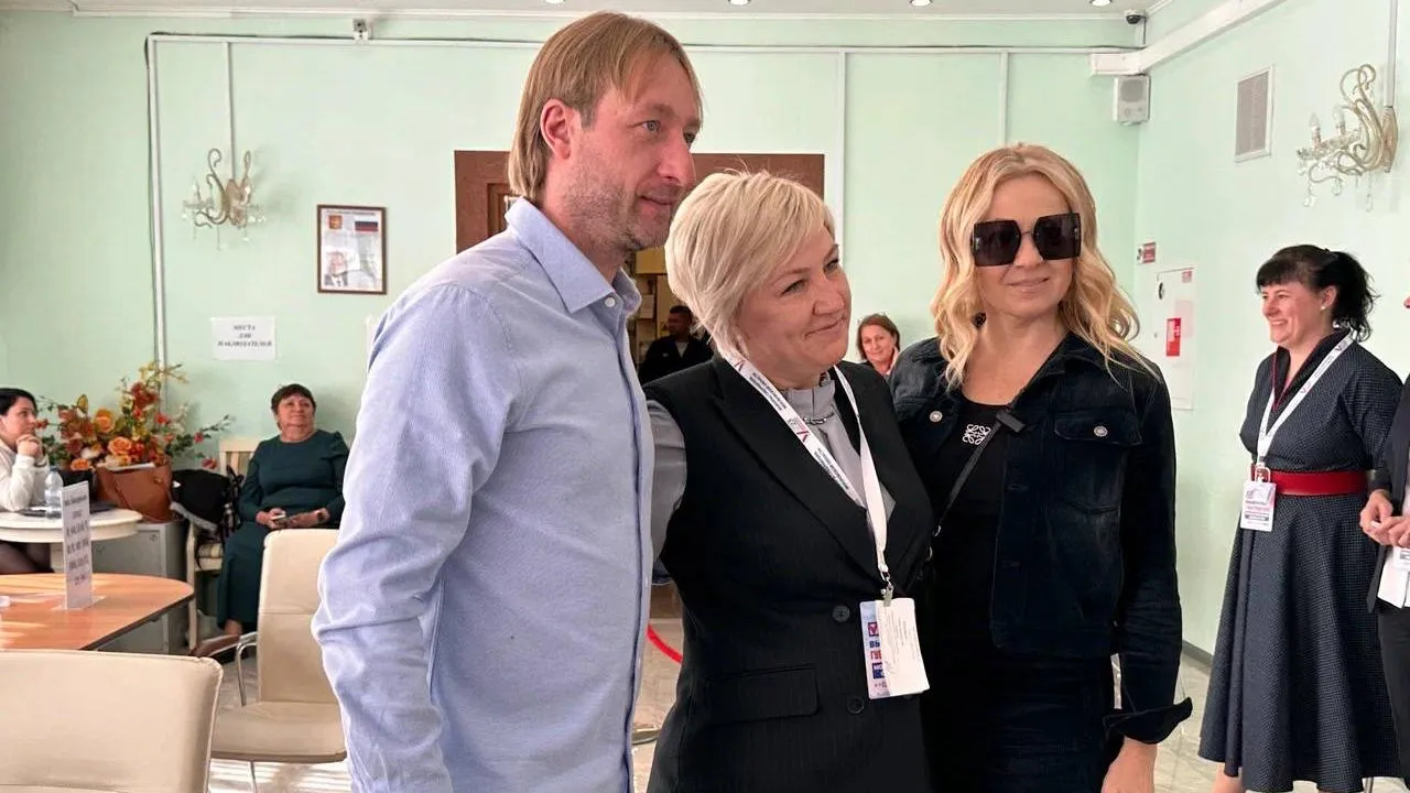 Евгений Плющенко и Яна Рудковская отдали свои голоса в Назарьево