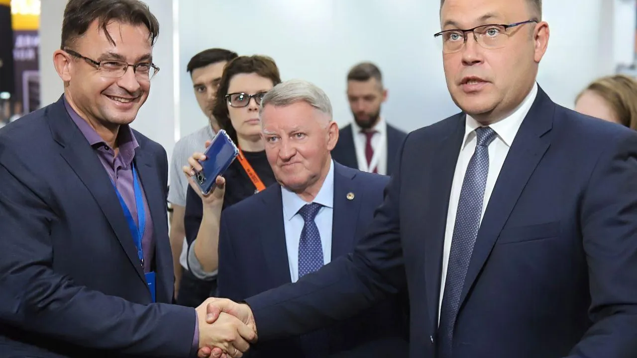 Ярослав Колыванов. На фото генеральный директор «Газпромнефть-СМ» Анатолий Скоромец (слева) и губернатор Кемеровской области Илья Середюк