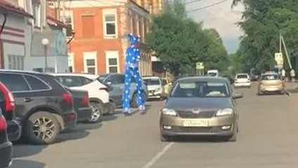 Скоморох на ходулях создал опасную ситуацию посреди дороги в Можайске