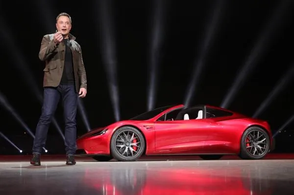 Илон Маск на презентации новинок автомобильного подразделения компании Tesla Motors