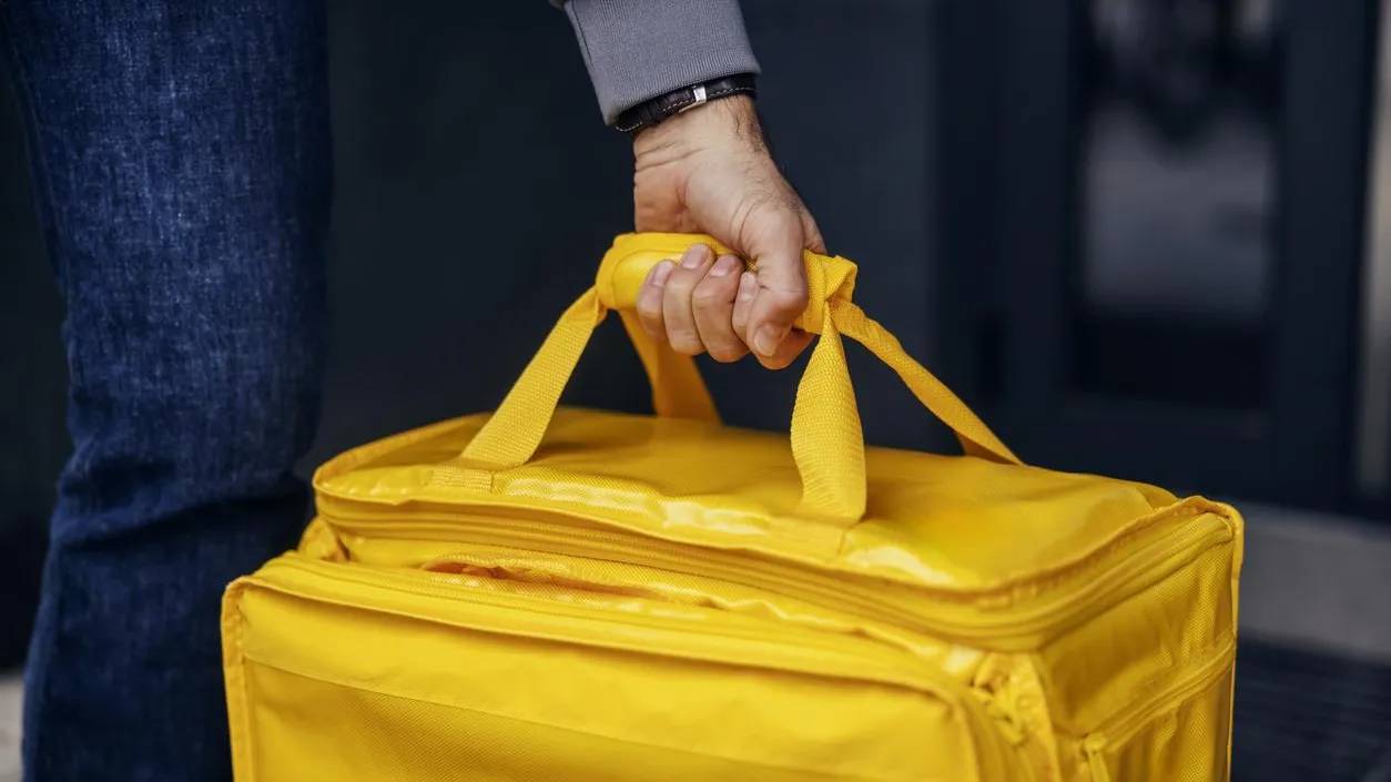 Юрист предупредил об опасности перевозки детей в термосумках