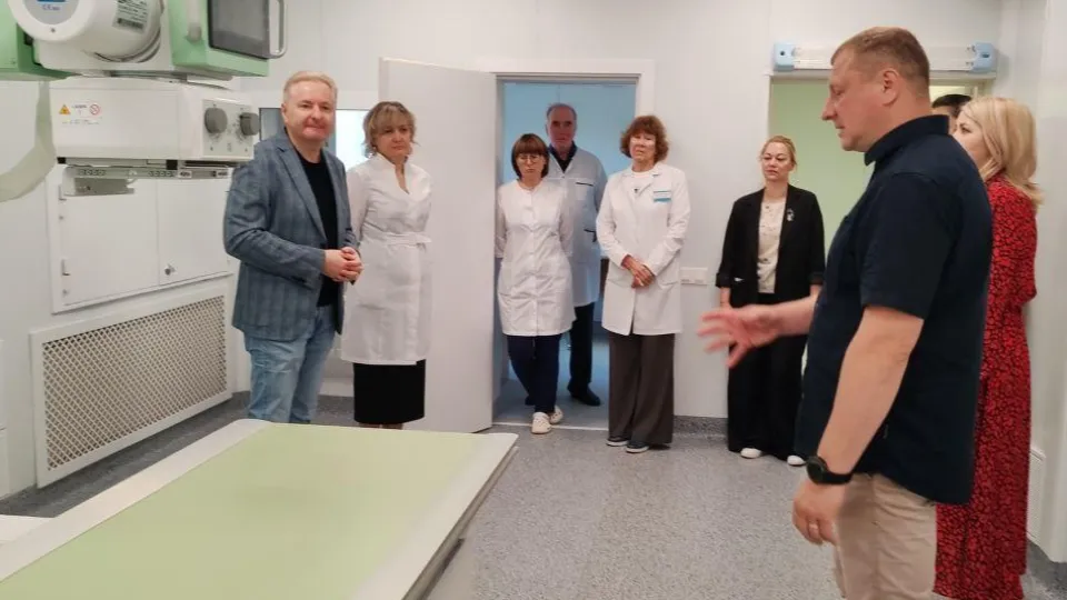 Глава г.о. Черноголовка Роман Хожаинов (на фото справа) посетил Черноголовскую поликлинику, где запустили в работу новый цифровой рентген-аппарат. Фото: пресс-служба администрации г.о. Черноголовка
