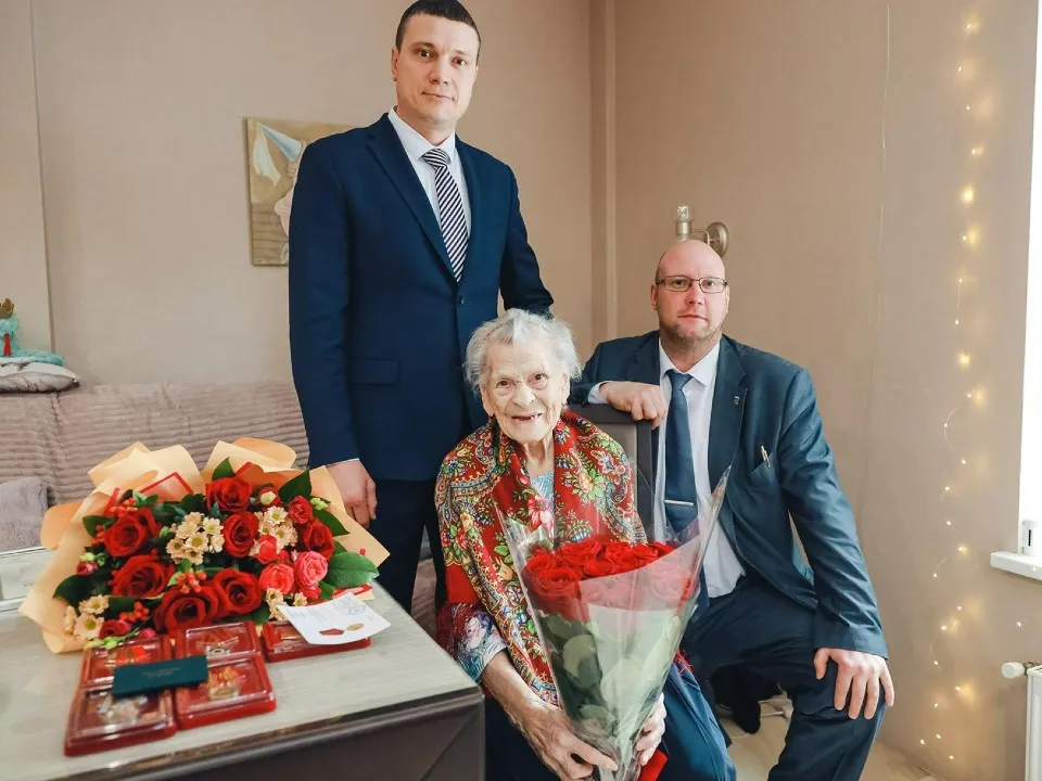 Начальник территориального управления микрорайона Сходня-Фирсановка и муниципальный депутат поздравили ветерана. Фото: пресс-служба администрации г.о. Химки