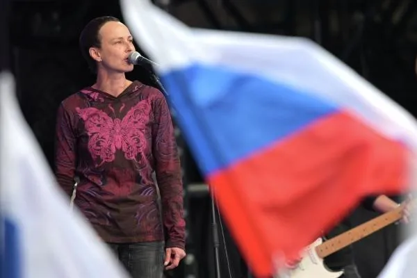 Певица Юлия Чичерина выступает на праздничном концерте, приуроченном ко Дню российского флага, 2023 год