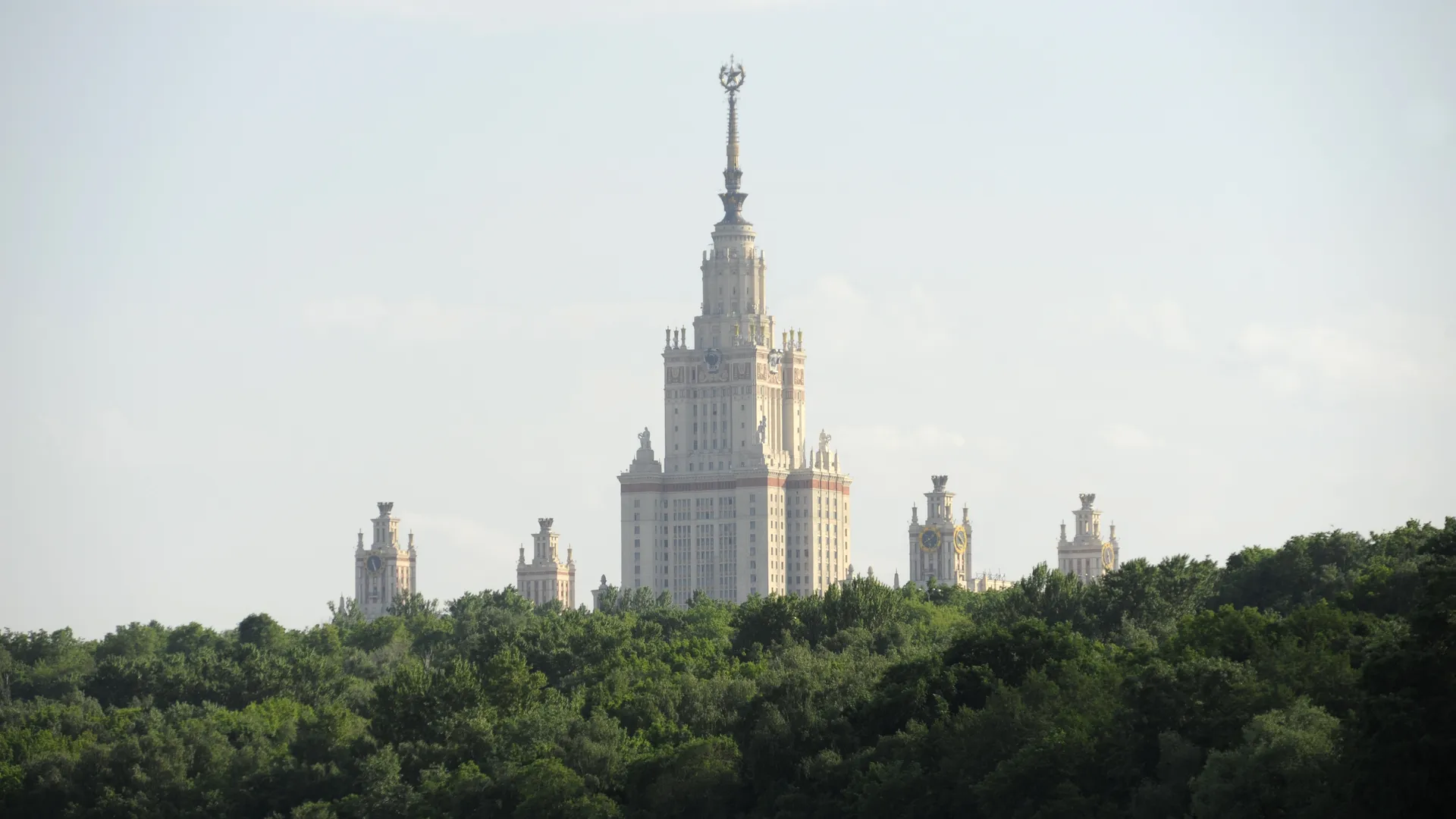 Вид на МГУ им. Ломоносова в Москве