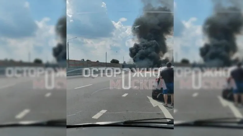 Очевидцы сообщили о возгорании грузовика на платной трассе в Подмосковье