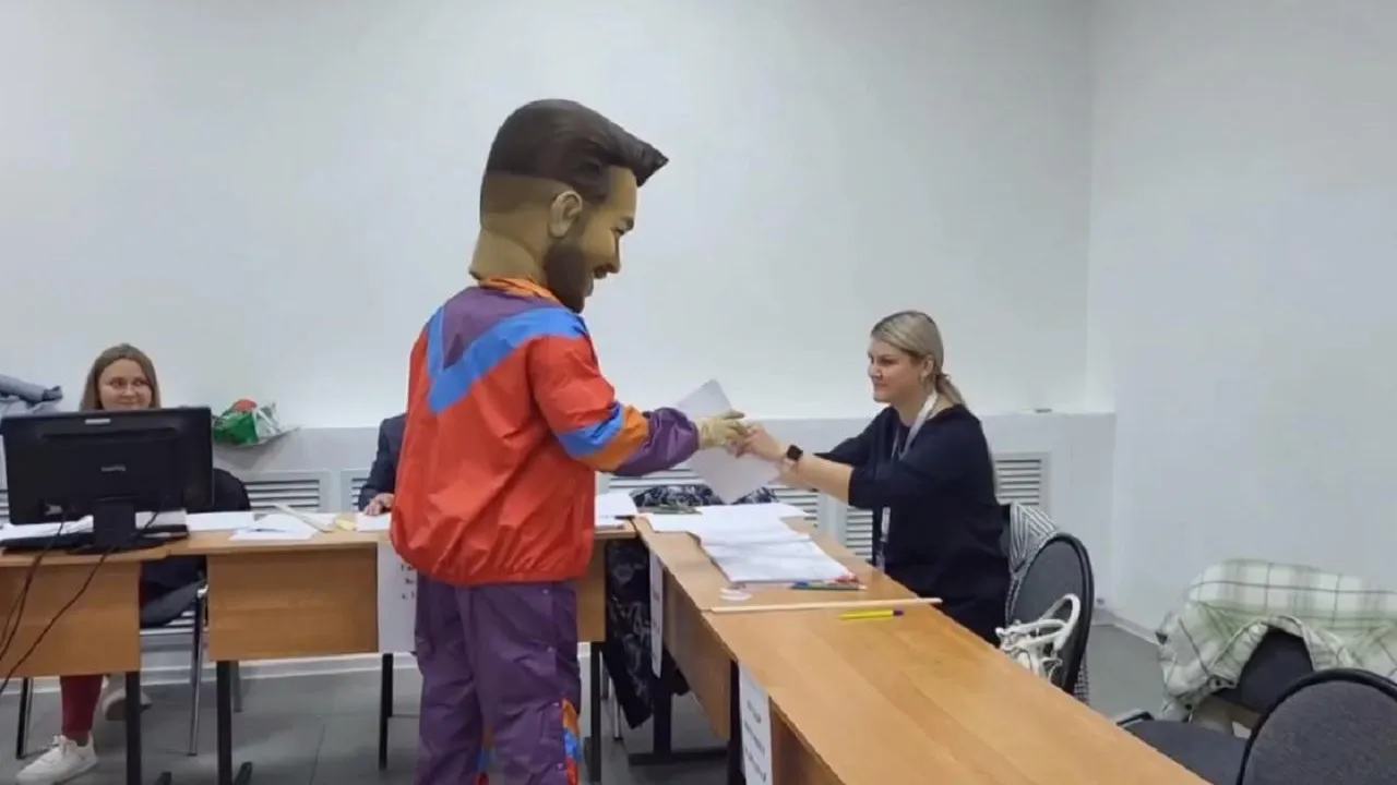 «18 мне уже»: житель Луховиц пришел на выборы в костюме популярного певца Сергея Жукова