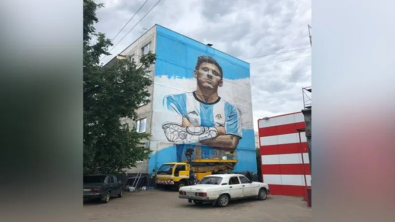 Граффити Месси и Яшина украсили стены многоэтажек в Бронницах