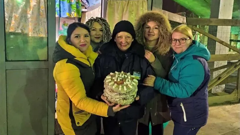 Жители Нахабино испекли торт для любимого контролера в ее день рождения