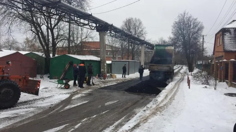 Блогеры возмущены укладкой асфальта на снег в Пушкинском районе