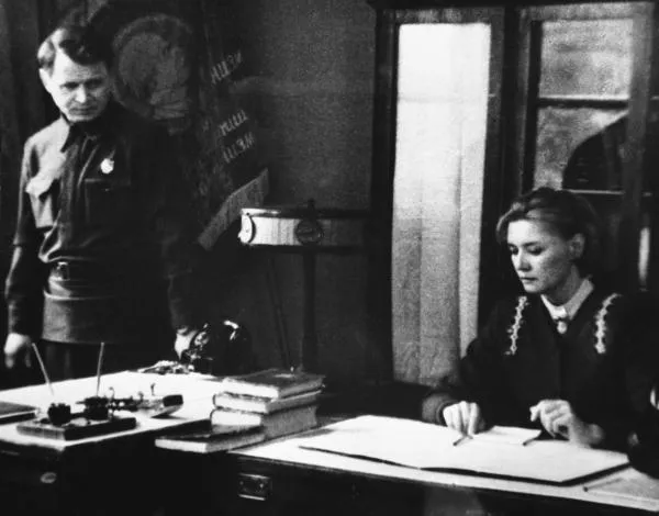 Кадр из фильма по повести Бориса Васильева «Завтра была война» режиссера Юрия Кары.