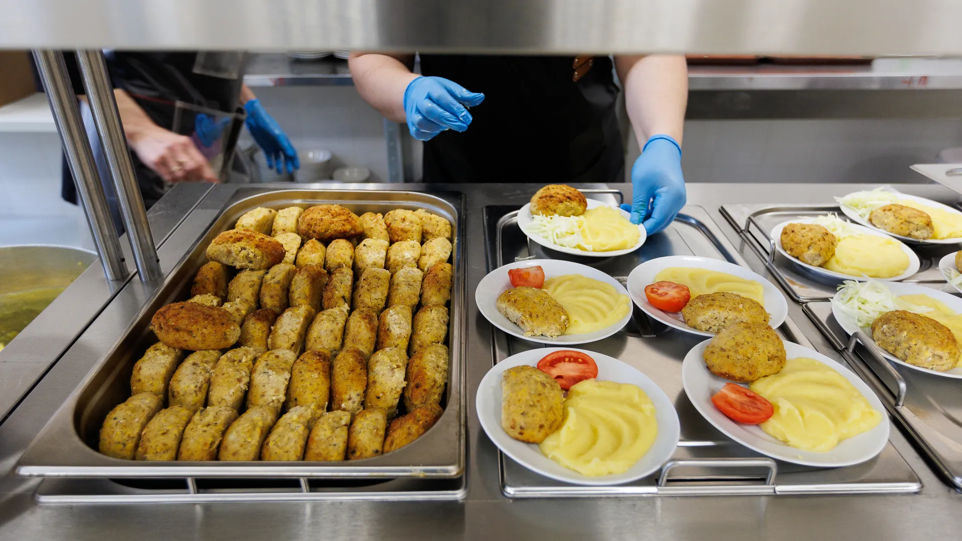 Столовая средней школы № 24 им. С. А. Красовского в п. Монино округа Щелково после капитального ремонта