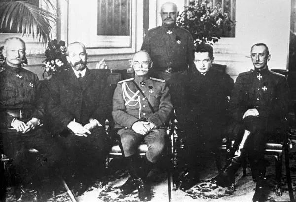 Министр — председатель Временного правительства князь Г. Е. Львов (2-й слева) и военный министр А. Ф. Керенский (2-й справа) с группой генералов, 21 июля 1917 года