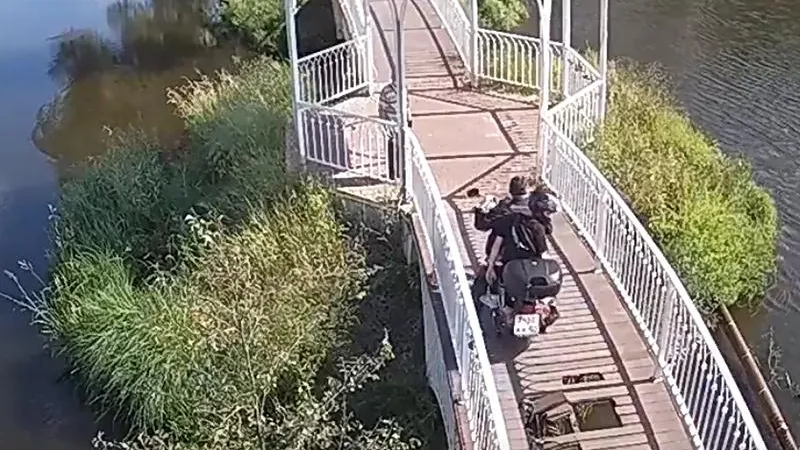 В Бронницах камеры зафиксировали вандала на мотоцикле, повредившего пешеходный мост 