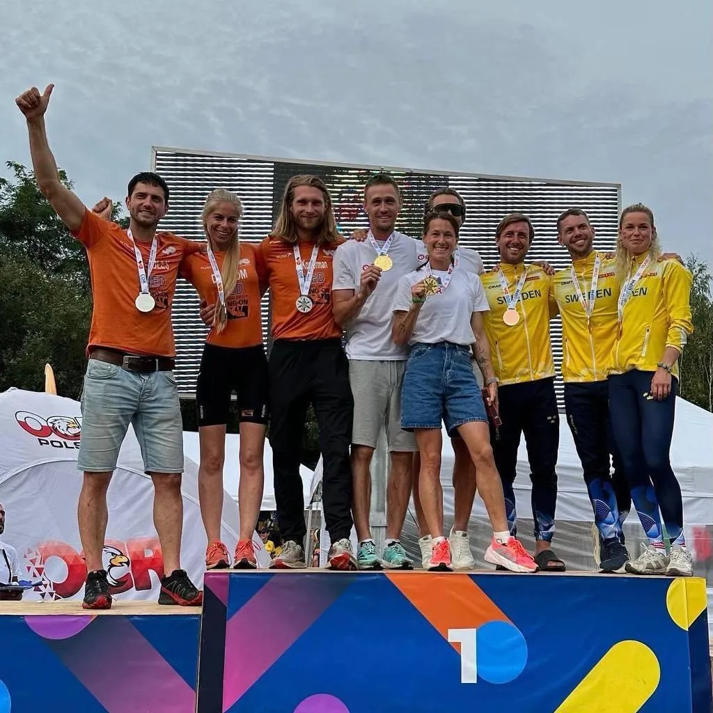 Российская команда стала чемпионом мира в командной гонке. В этом состязании страну представляли Алиса Петрова, Егор Белоусов и Никита Крюков, главный тренер сборной и олимпийский чемпион по лыжным гонкам