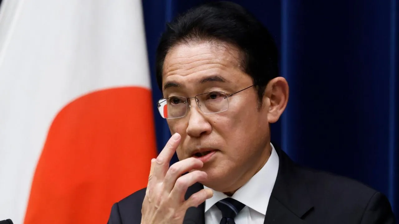 СМИ: рейтинг японского премьер-министра Кисиды упал до критических показателей