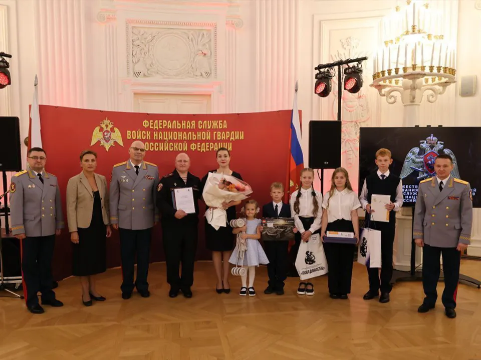 Максим Кулешов с семьей (в центре и справа). Фото: t.me/rosgvardmo50