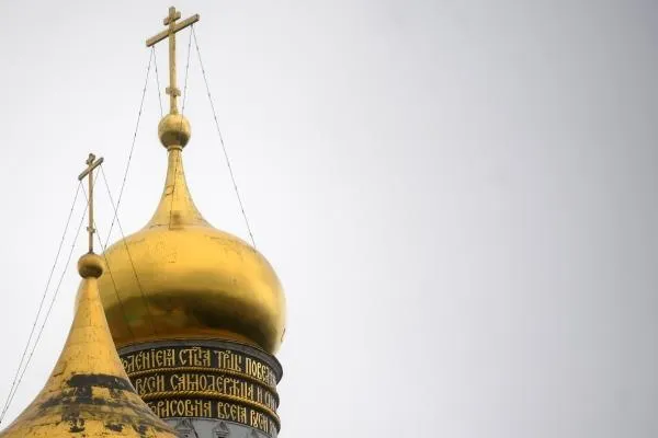 Купол церкви Преподобного Иоанна Лествичника и центральный фрагмент колокольни Ивана Великого на территории Московского Кремля.