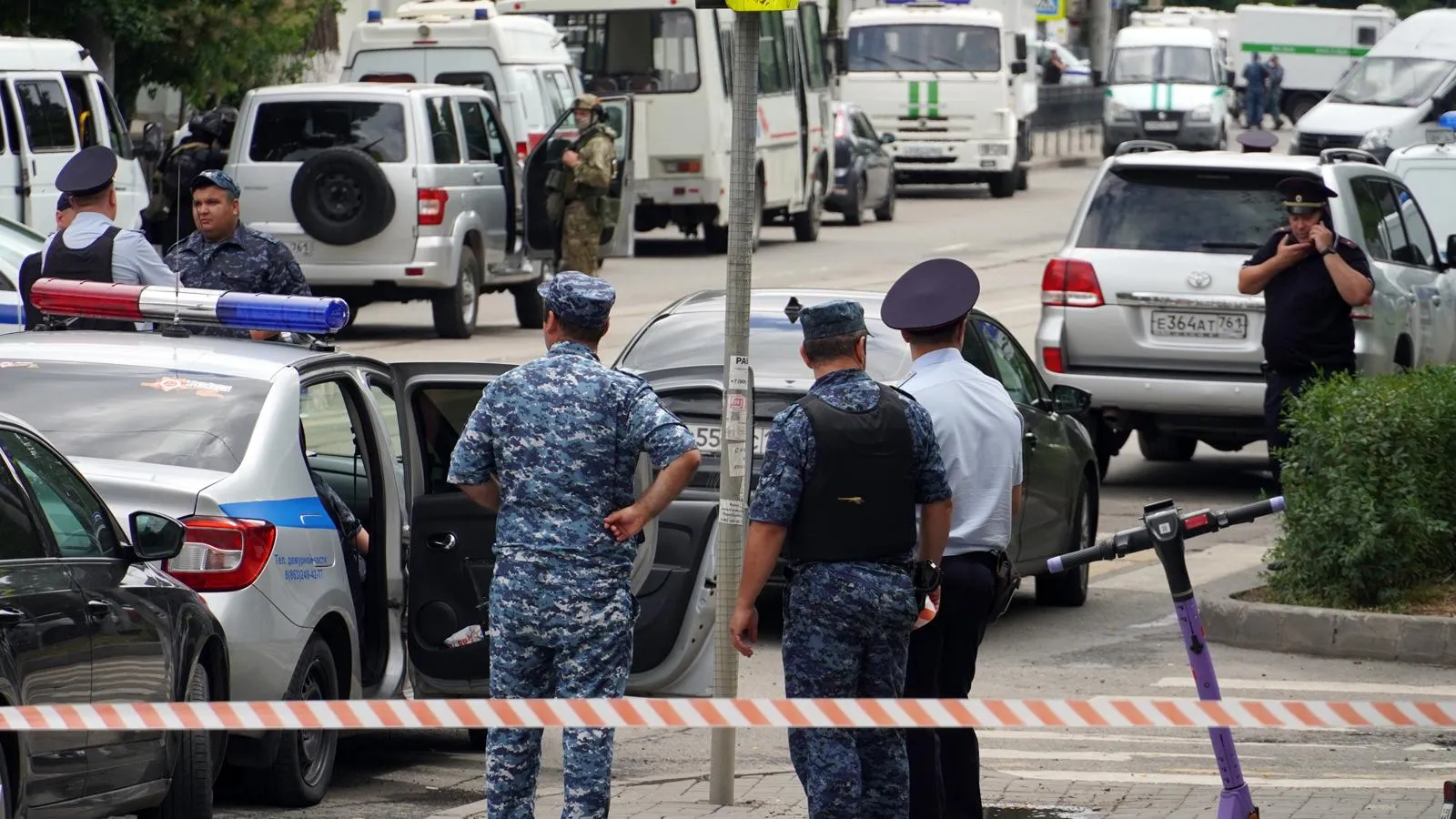 Правоохранители после уничтожения террористов в СИЗО-1, Ростов-на-Дону, 17 июня 2023 года. Bai Xueqing