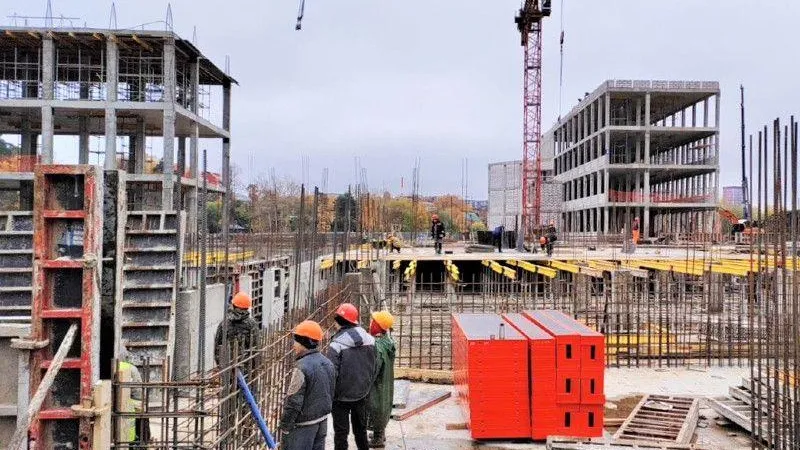Более 120 рабочих задействовали в строительстве образовательного комплекса в Красногорске