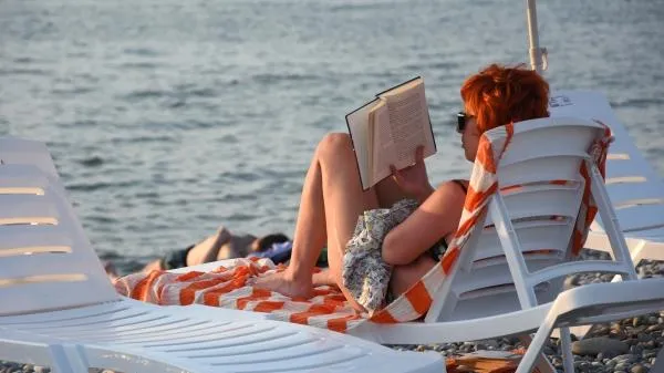 Женщина на пляже в Батуми