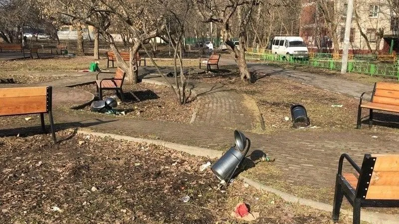 Вандалы сломали более десяти урн в сквере в Балашихе