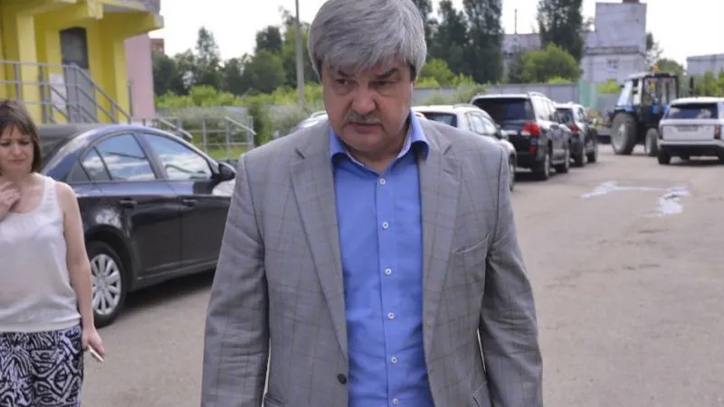Почему глава Котельников плюет на ямы