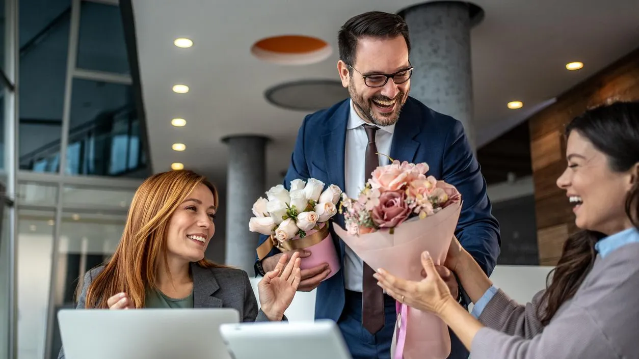 Один цветок или мандала: эксперт назвала лучшие подарки коллегам к 8 Марта