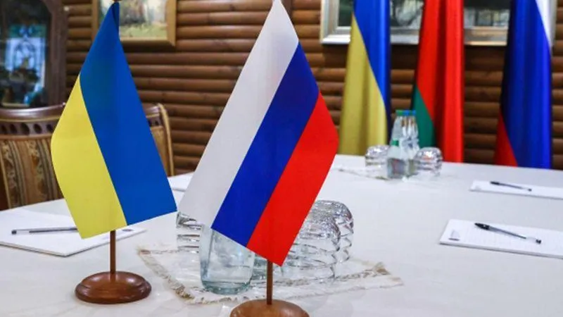 Россию пытаются втянуть в переговоры, чтобы не дать развить успех на Украине — мнение политолога