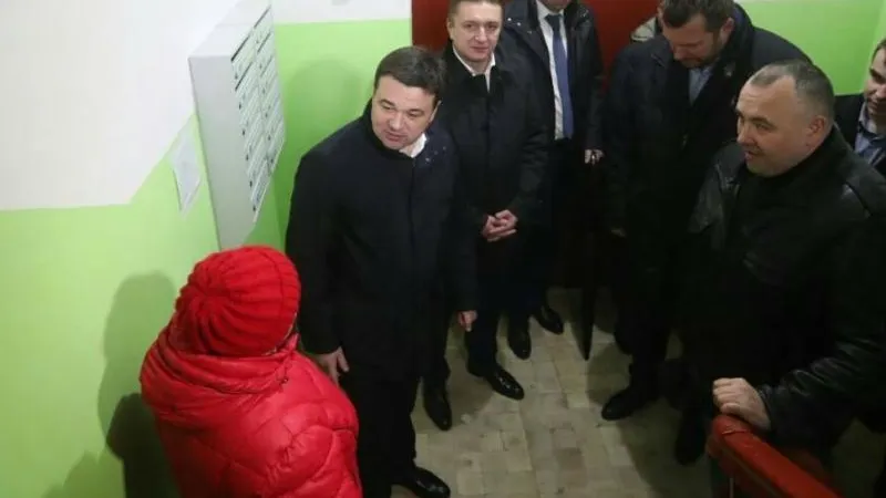 Андрей Воробьев поручил устранить недоделки при ремонте дома в Раменском