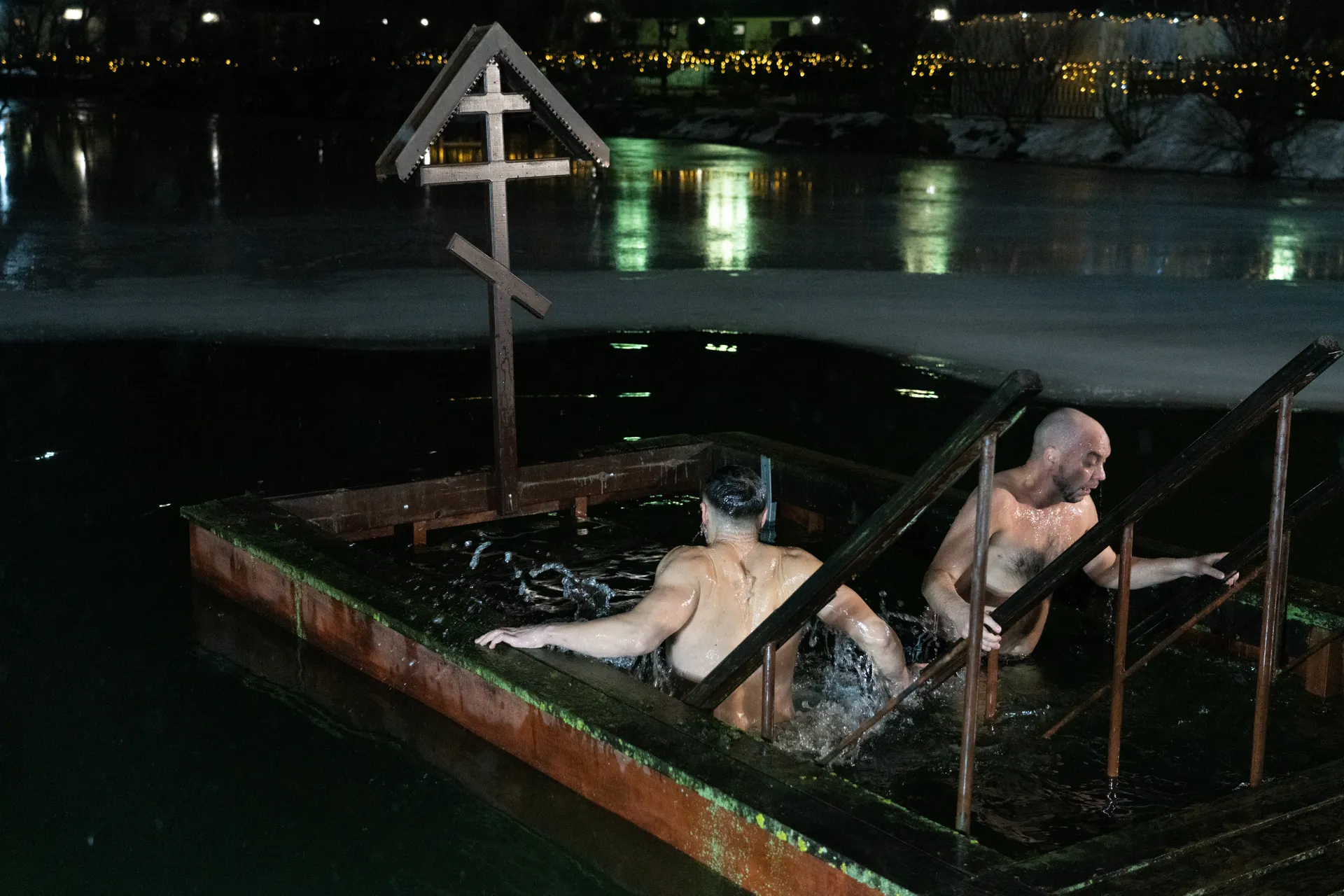 Крещенские купания у Елисаветенского храма в микрорайоне Опалиха округа Красногорск