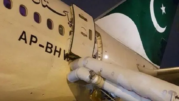 Рассеянная пассажирка самолета перепутала аварийный выход с туалетом