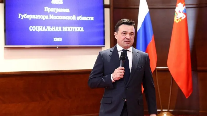 Очень ценная профессия. Губернатор вручил медикам свидетельства на соципотеку