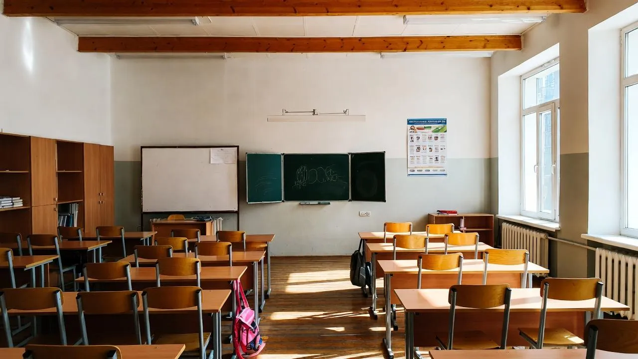 «Могут отозвать лицензию!»: новый директор школы и глава района в Саратовской области напугали родителей