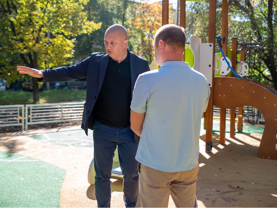 Алексей Коночев проверяет качество работ. Фото: пресс-служба администрации г. о. Фрязино