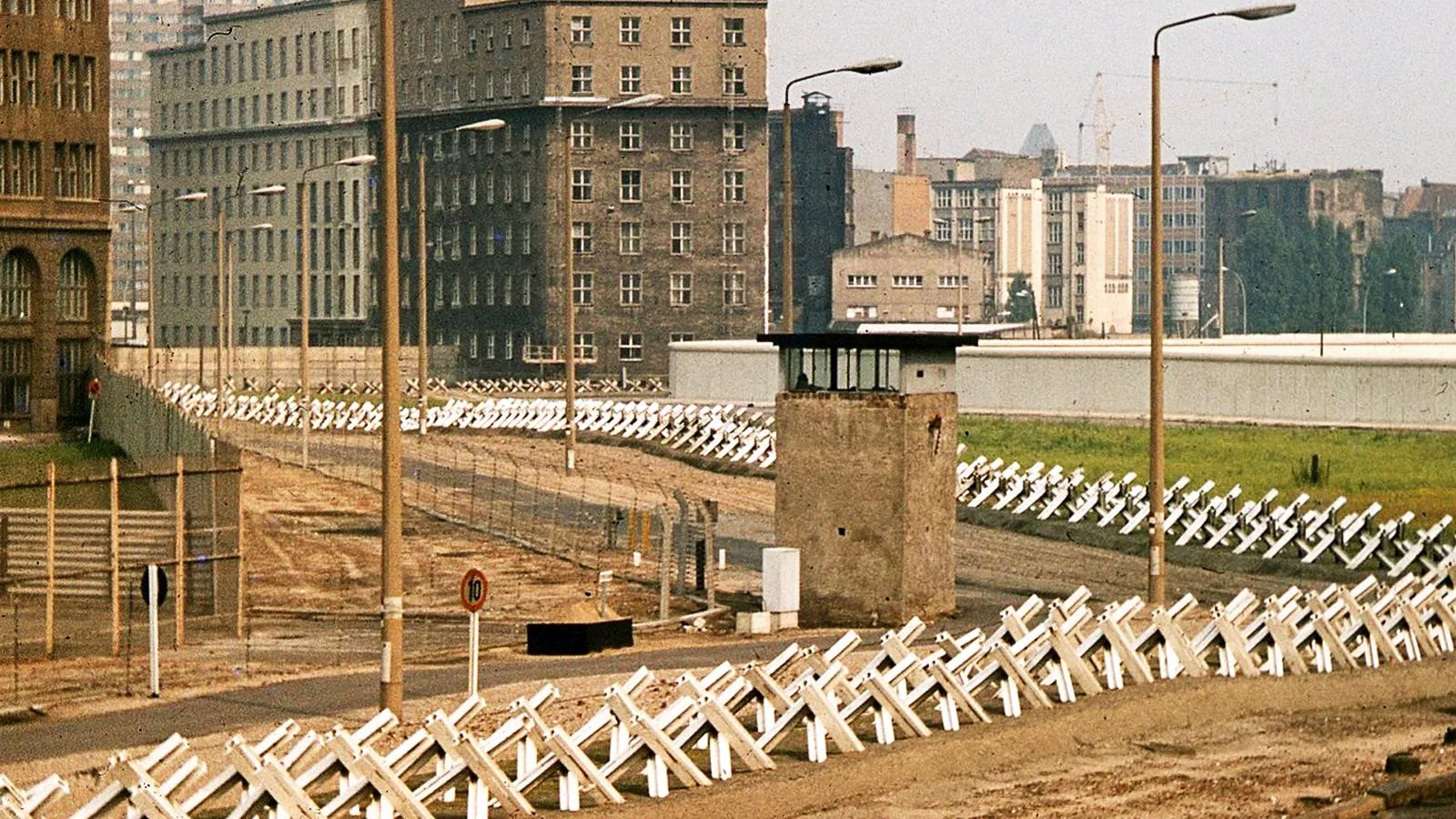 Участок «полосы смерти» со сторожевой вышкой, 1977 год