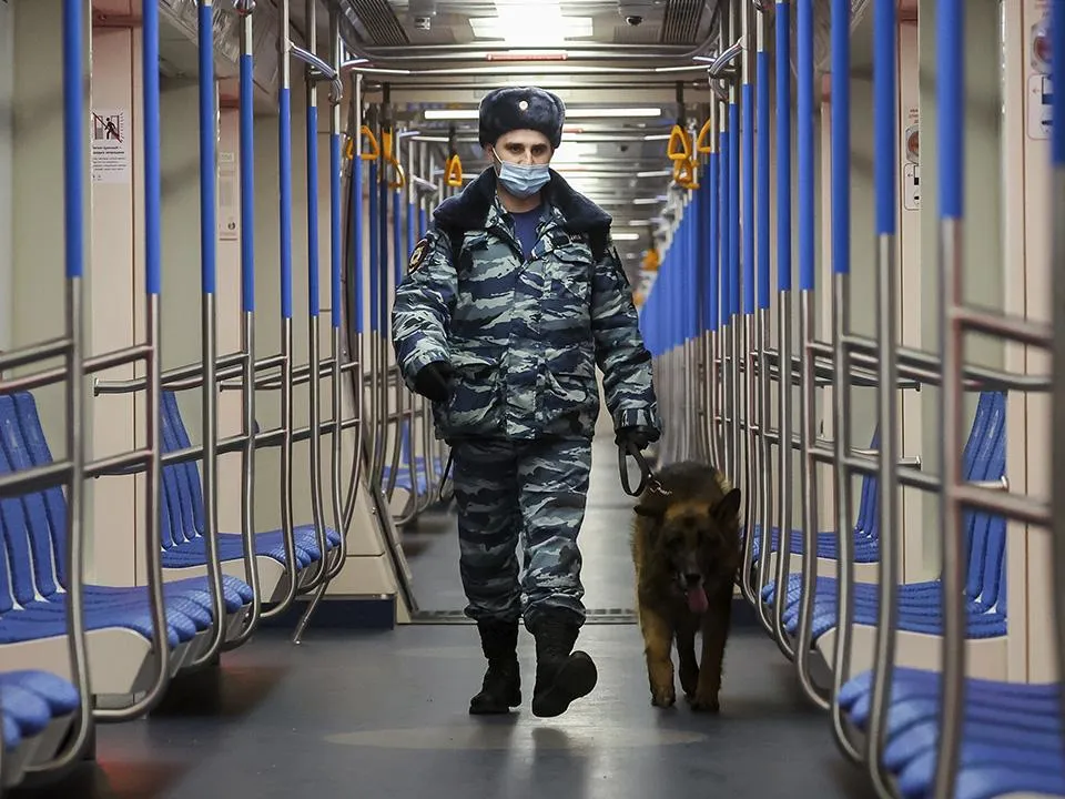 Бывший полицейский рассказал, как долго продержится в метро случайный нищий