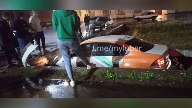 В Люберцах автомобиль каршеринга провалился в клумбу