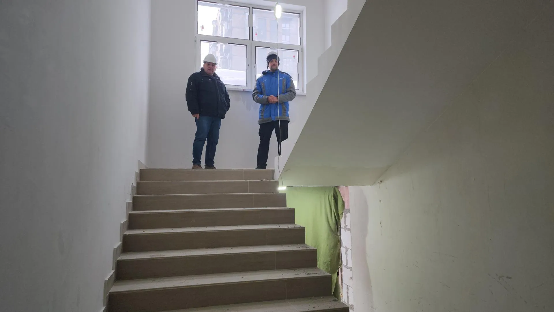 Сейчас на объекте полностью завершены монолитные работы и большая часть строительно-монтажных работ.