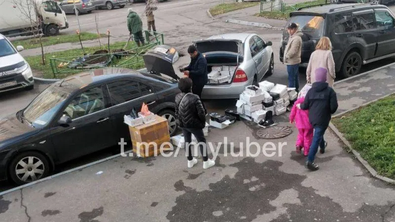 Обувной рынок устроили торговцы с машин в Люберцах