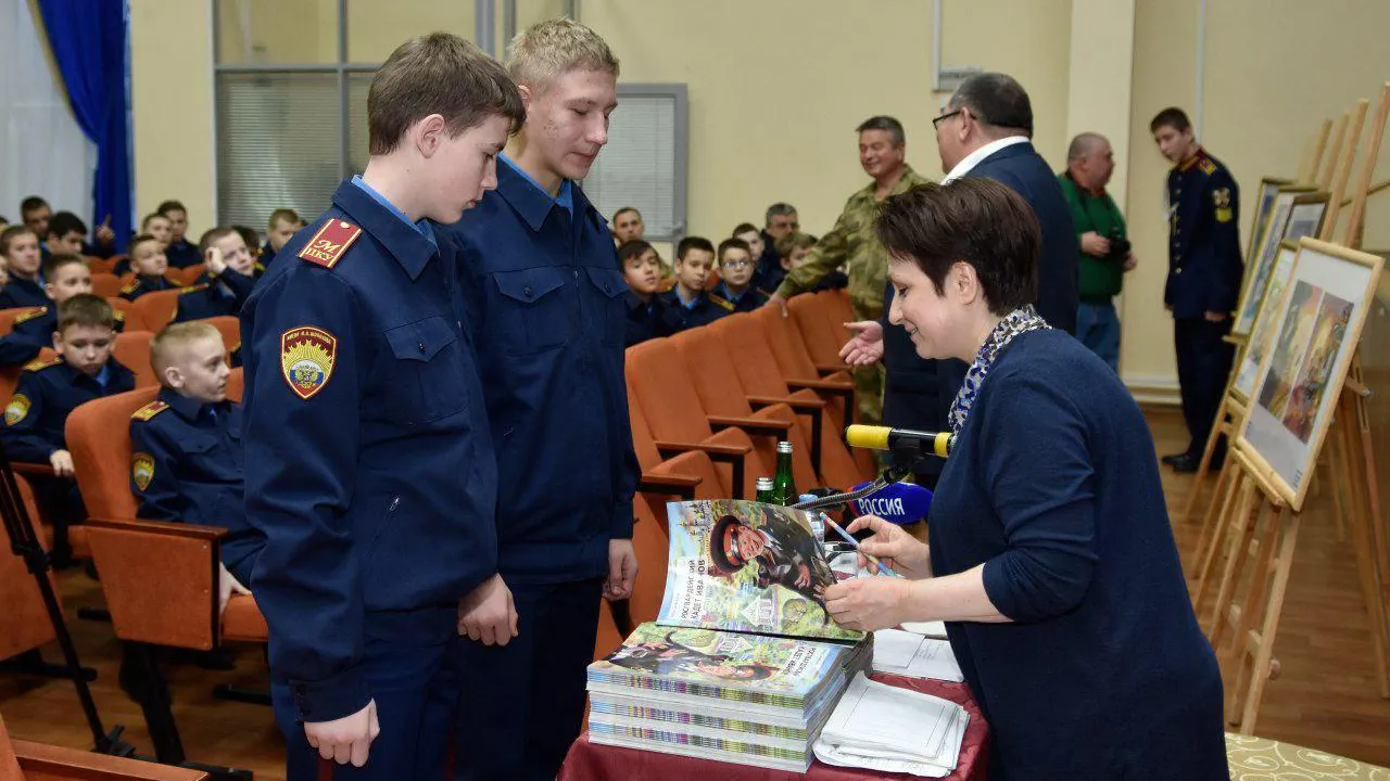 Дети участников СВО под руководством известного художника нарисовали русского витязя