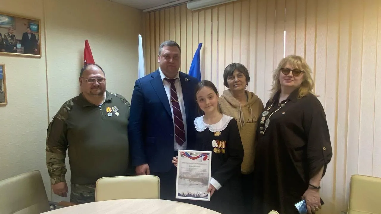 В Химках депутат встретился со школьницей из Уфы, которая известна исполнением песен для участников СВО