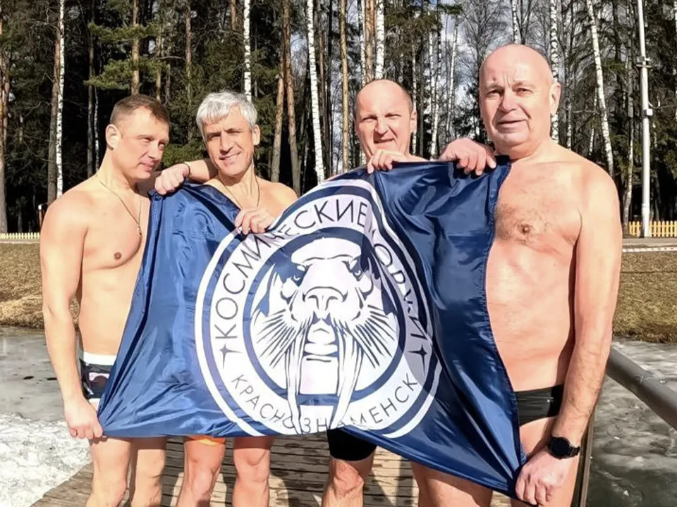 Участники экстремального заплыва: Леонид Гилеб (крайний слева), Олег Левандовский (второй слева), Андрей Тымощук (второй справа), Виктор Завадский (крайний справа). Фото:&nbsp;клуб «Космические моржи»