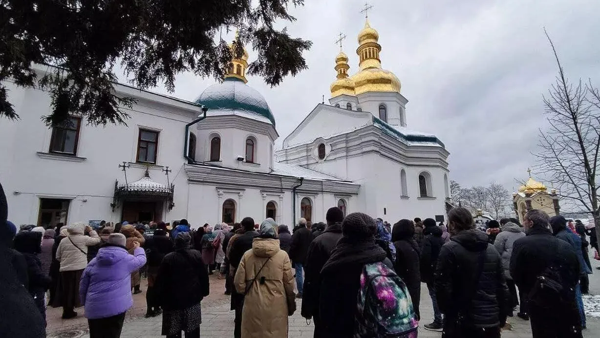 Прихожане перед службой в Киево-Печерской лавре / пресс-служба УПЦ