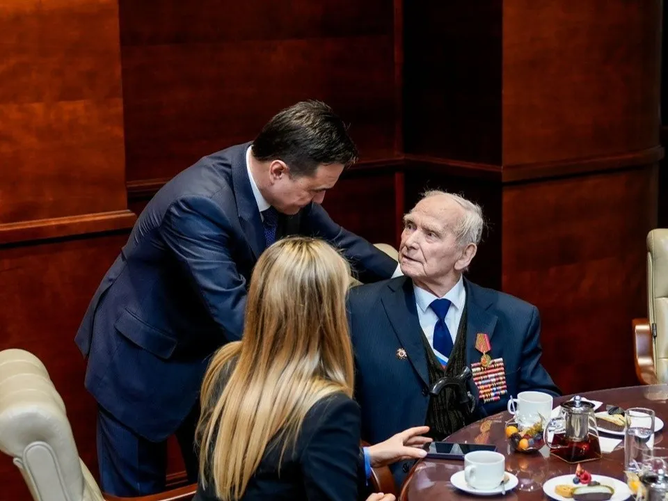 Губернатор Подмосковья Андрей Воробьев (слева) и почетный гражданин Краснознаменска Михаил Красов (справа). Фото: администрация г.о. Краснознаменск