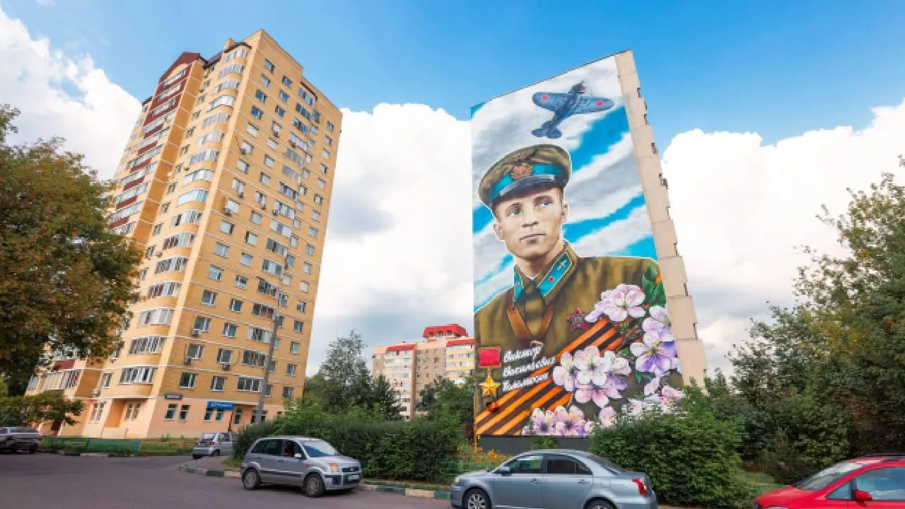 Серия муралов о подвиге сибиряков появилась в городах региона