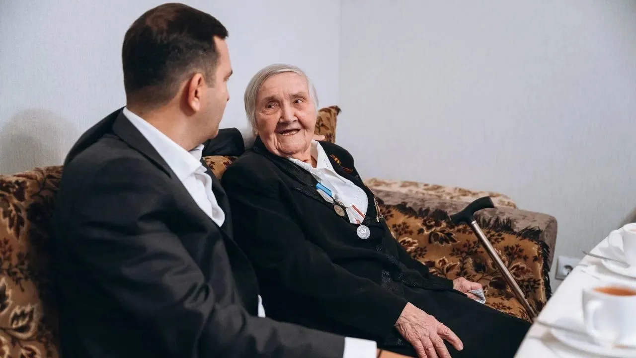Глава Щелково Булгаков посетил ветерана Антонину Андрееву
