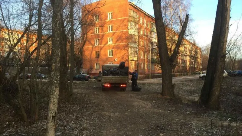 Берега реки в Химках очистили от мусора по требованию Минэкологии