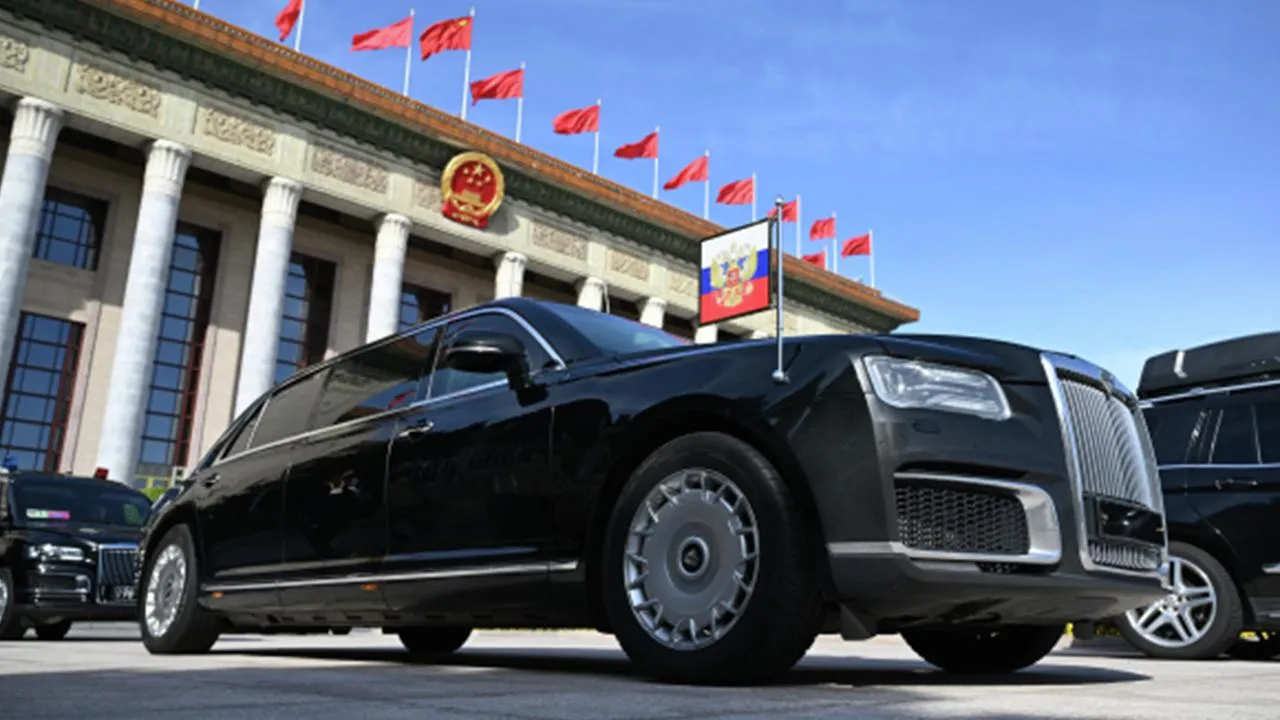 Президент РФ разъезжает по Пекину на черном лимузине Aurus Senat
