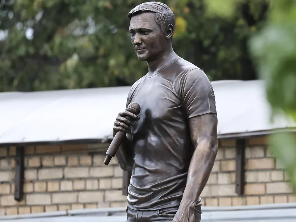 Простой парень в футболке: выяснилось, как в Подмосковье создавали памятник Юрию Шатунову